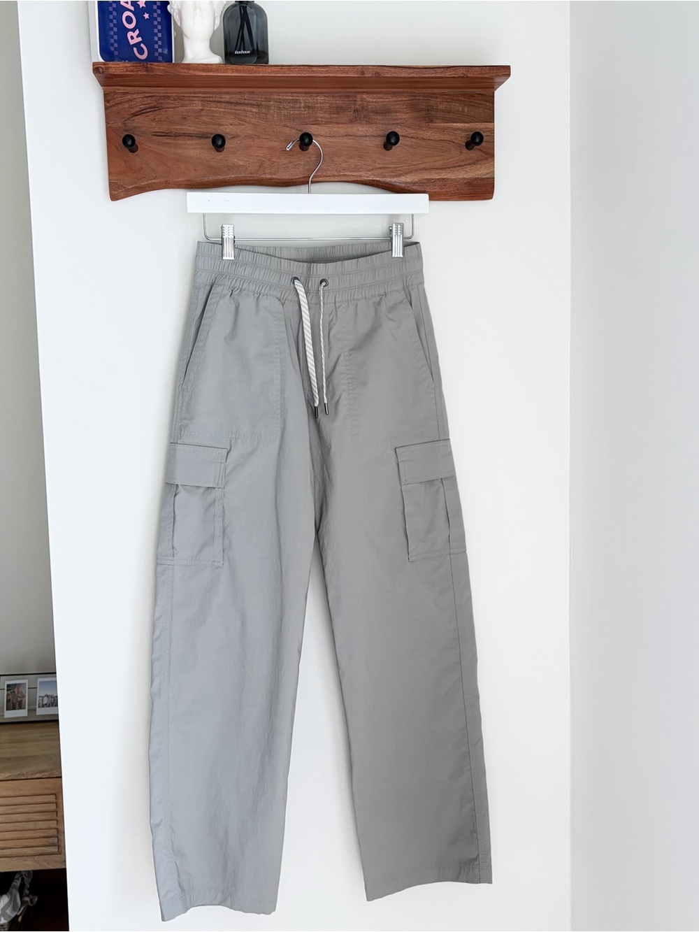 Vuori Birch Cargo Performance Pants in Talc sz XS
